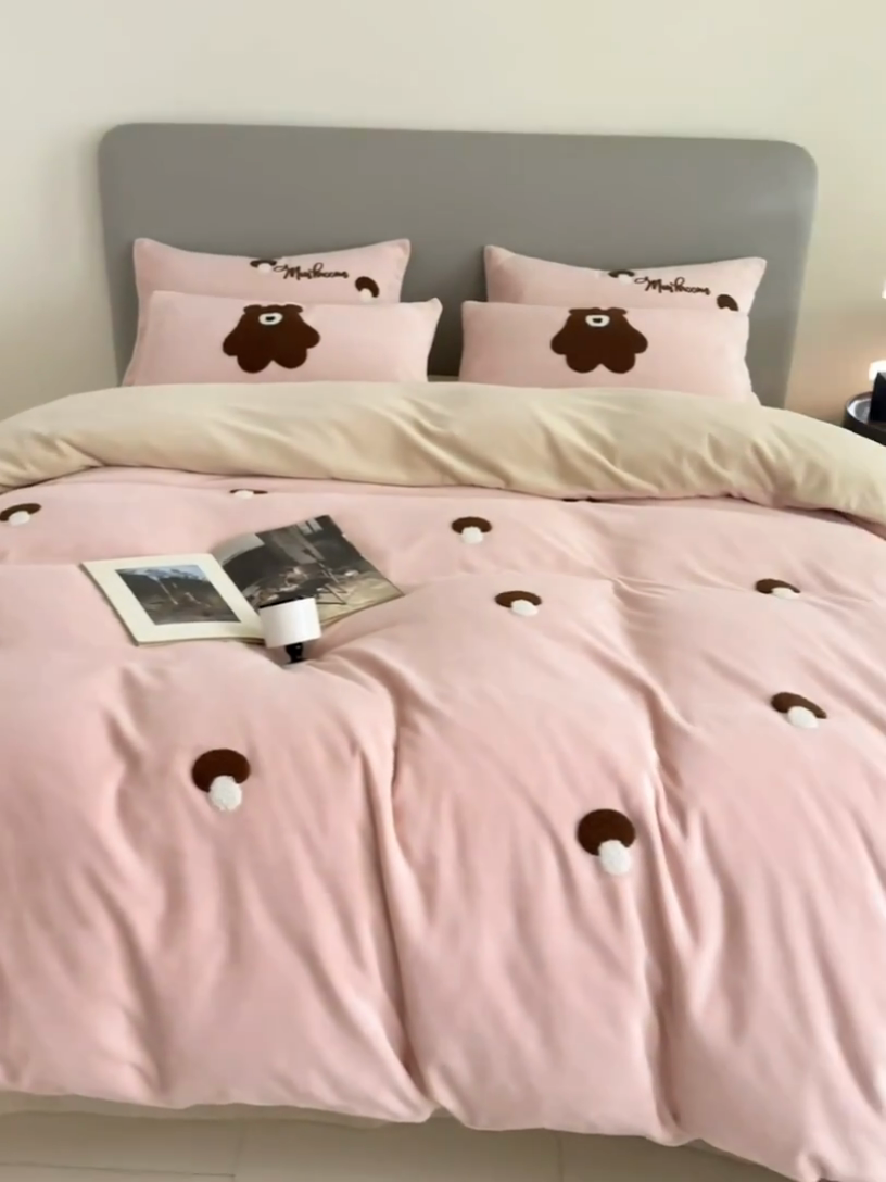 91家纺网 家纺一手货源 找家纺 千朵森 2024新款毛巾绣牛奶绒四件套-慕斯卡 风格二 慕斯卡-玉粉槟