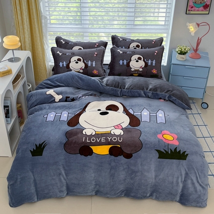 91家纺网 家纺一手货源 找家纺 宝薇 2024新款加厚牛奶绒大版卡通四件套 呆萌狗绒