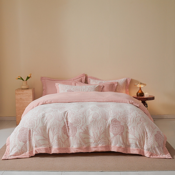 91家纺网 家纺一手货源 找家纺 全季家居 2024新款A类高克重5D立体浮雕宽边牛奶绒加厚保暖被套单件 蔷薇粉
