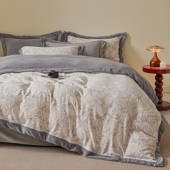 91家纺网 家纺一手货源 找家纺 全季家居 2024新款A类高克重5D立体浮雕宽边牛奶绒加厚保暖被套单件 芙蓉灰