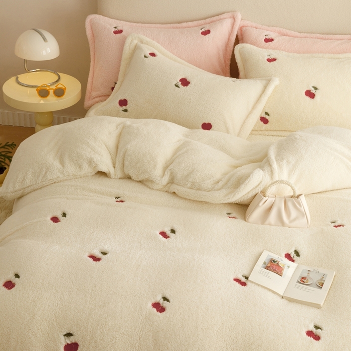 91家纺网 家纺一手货源 找家纺 金奇达家纺 2025秋冬保暖加厚绒类【泰迪绒小刺绣】四件套 泰迪绒-温暖樱桃白