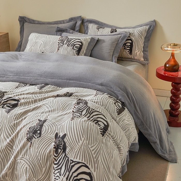 91家纺网 家纺一手货源 找家纺 全季家居 2024新款A类高克重5D立体浮雕宽边牛奶绒加厚保暖被套单件 斑马灰