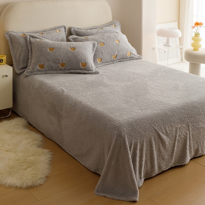 91家纺网 家纺一手货源 找家纺 金奇达家纺 2025秋冬保暖加厚绒类【泰迪绒小刺绣】四件套 熊熊浅灰