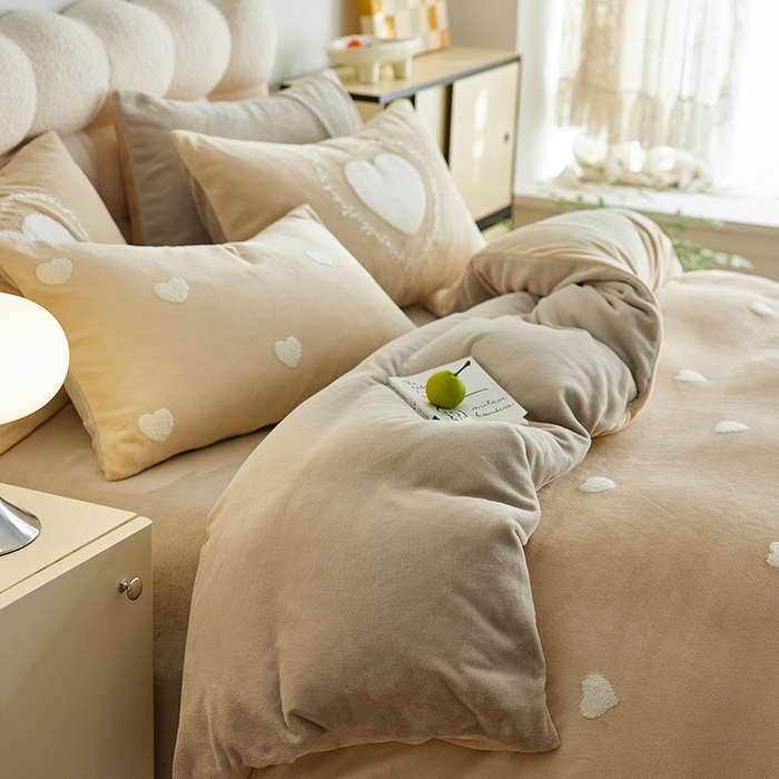 91家纺网 家纺一手货源 找家纺 千朵森 2024新款牛奶绒毛巾绣四件套-艾琳 艾琳-奶杏棕