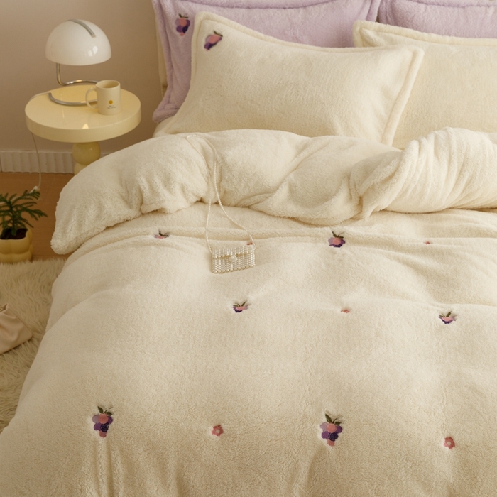 91家纺网 家纺一手货源 找家纺 金奇达家纺 2025秋冬保暖加厚绒类【泰迪绒小刺绣】四件套 泰迪绒-温暖葡萄白