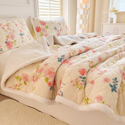 91家纺网 家纺一手货源 找家纺 简宜家居（朝初家纺） 2025新款牛奶绒夹棉三层加厚毯子 清新粉黛