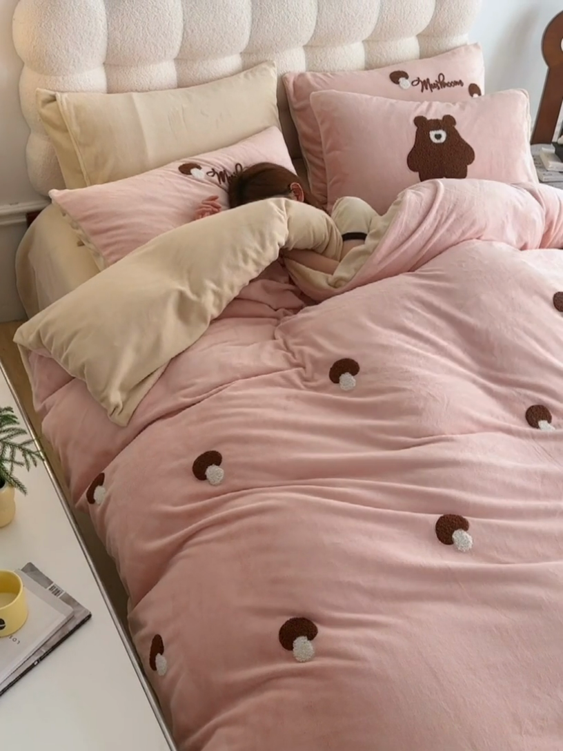 91家纺网 家纺一手货源 找家纺 千朵森 2024新款毛巾绣牛奶绒四件套-慕斯卡 风格一 慕斯卡-玉粉槟