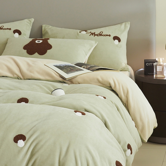 91家纺网 家纺一手货源 找家纺 千朵森 2024新款毛巾绣牛奶绒四件套-慕斯卡 风格二 慕斯卡-绿香槟