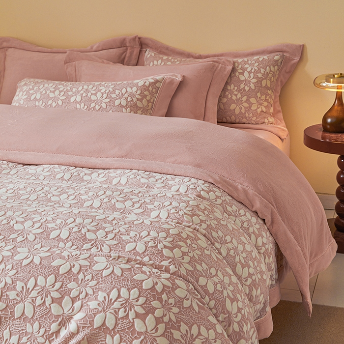 91家纺网 家纺一手货源 找家纺 全季家居 2024新款A类高克重5D立体浮雕宽边牛奶绒加厚保暖被套单件 百合粉