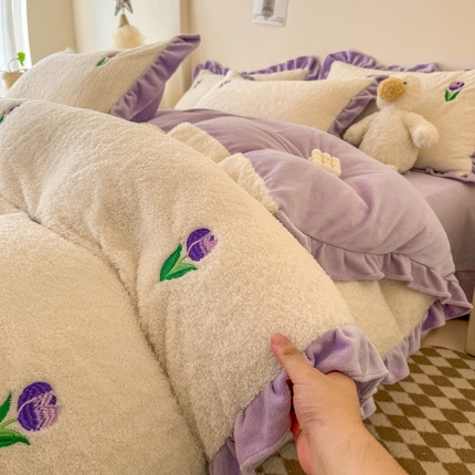 91家纺网 家纺一手货源 找家纺 麦朵家居 2024新款230克美丽绒牛奶绒花边款四件套羊羔绒三件套宝宝绒四件套 郁金香-白紫