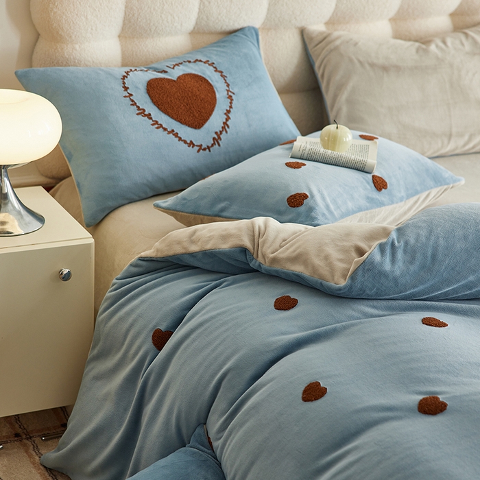 91家纺网 家纺一手货源 找家纺 千朵森 2024新款牛奶绒毛巾绣四件套-艾琳 艾琳-云水蓝