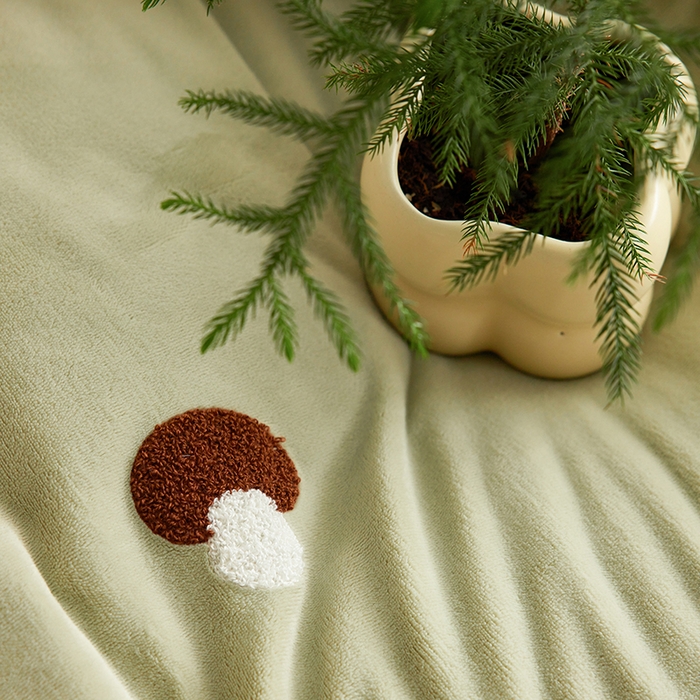 91家纺网 家纺一手货源 找家纺 千朵森 2024新款毛巾绣牛奶绒四件套-慕斯卡 风格一 慕斯卡-绿香槟