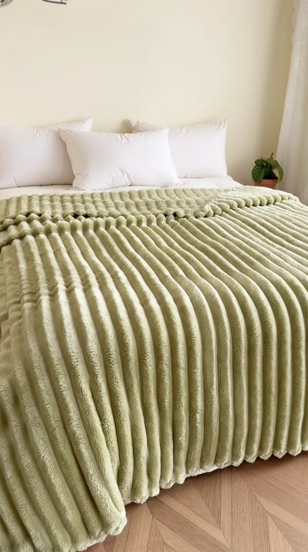 91家纺网 家纺一手货源 找家纺 璐维斯家纺 2025款跨境专供外贸出口电商热销款仿兔毯加厚牛奶绒盖毯 奶绿