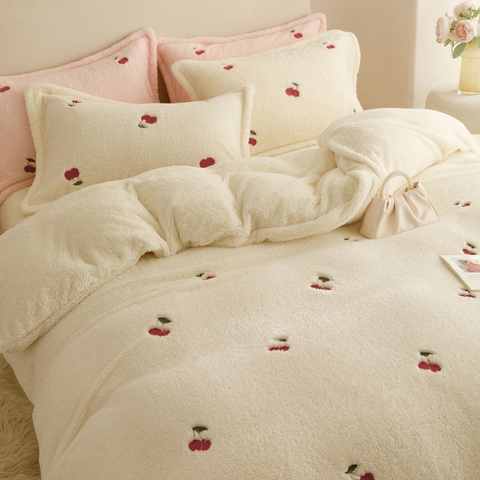 91家纺网 家纺一手货源 找家纺 金奇达家纺 2025秋冬保暖加厚绒类【泰迪绒小刺绣】四件套 泰迪绒-温暖樱桃白