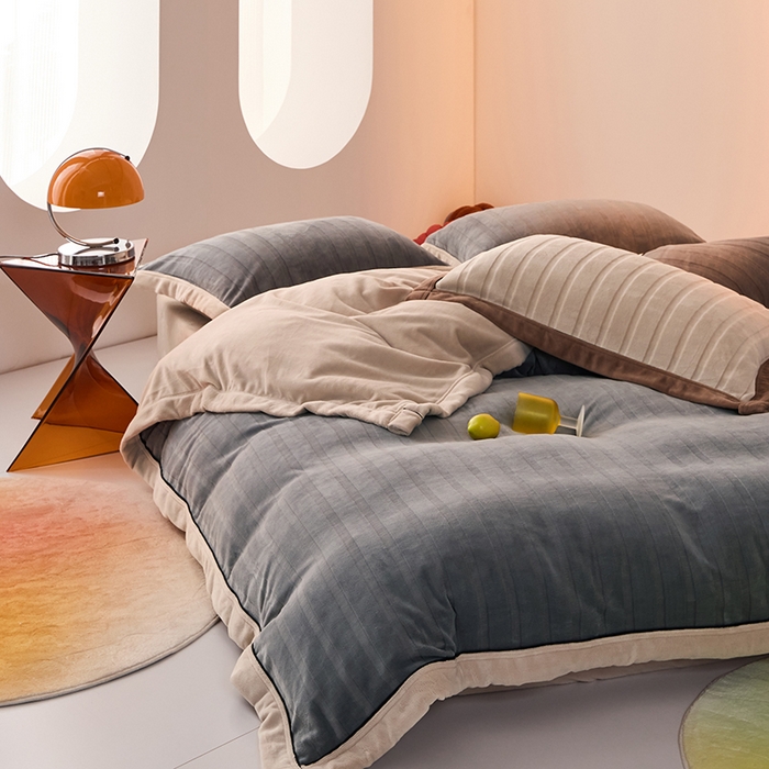 91家纺网 家纺一手货源 找家纺 2024新款牛奶3D绒立体雕花剪花四件套 灰色+卡其色