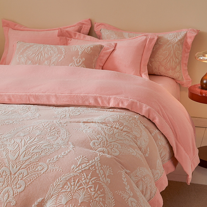 91家纺网 家纺一手货源 找家纺 全季家居 2024新款A类高克重5D立体浮雕宽边牛奶绒加厚保暖被套单件 芳草-粉