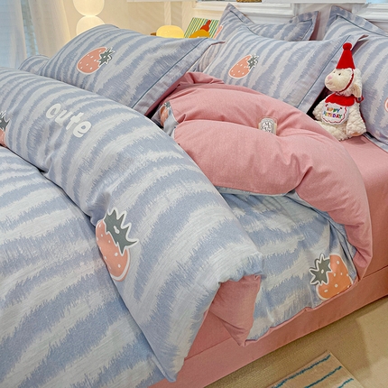 91家纺网 家纺一手货源 找家纺 2024直播爆款全棉磨毛喷气印花加厚保暖四件套（一字绣） 全棉磨毛-草莓甜心