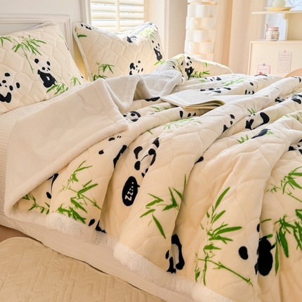 91家纺网 家纺一手货源 找家纺 简宜家居（朝初家纺） 2025新款牛奶绒夹棉三层加厚毯子 竹影萌宝