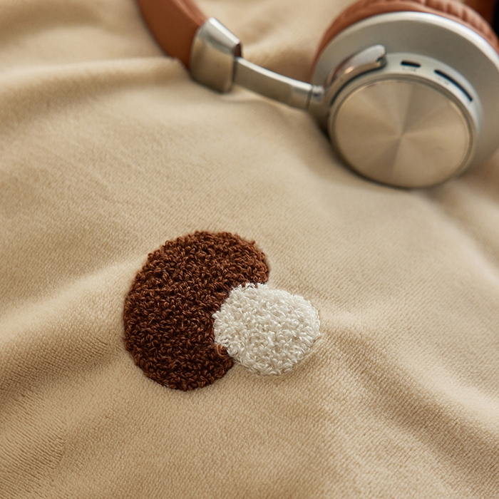 91家纺网 家纺一手货源 找家纺 千朵森 2024新款毛巾绣牛奶绒四件套-慕斯卡 风格一 慕斯卡-香槟灰