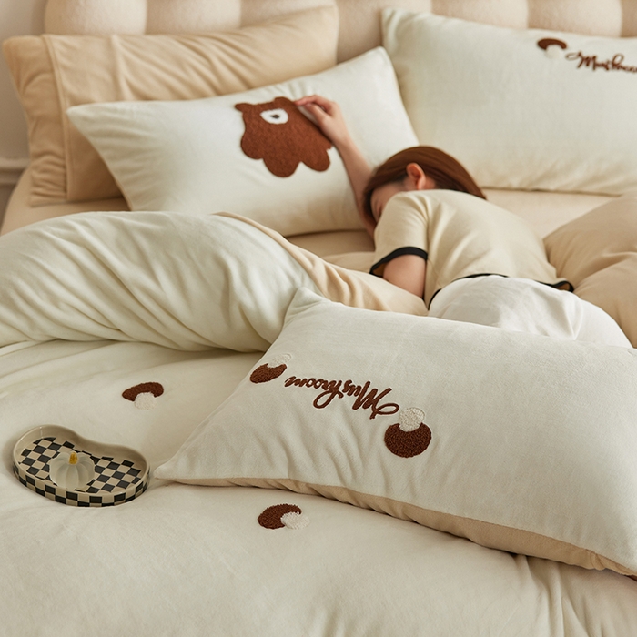 91家纺网 家纺一手货源 找家纺 千朵森 2024新款毛巾绣牛奶绒四件套-慕斯卡 风格一 慕斯卡-奶白卡