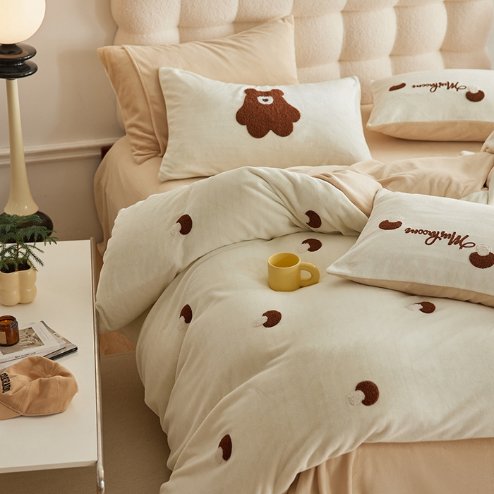 91家纺网 家纺一手货源 找家纺 千朵森 2024新款毛巾绣牛奶绒四件套-慕斯卡 风格一 慕斯卡-奶白卡