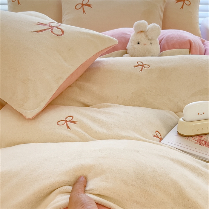 91家纺网 家纺一手货源 找家纺 丝幔家纺 2025新款A类刺绣牛奶绒四件套 蝴蝶结-粉