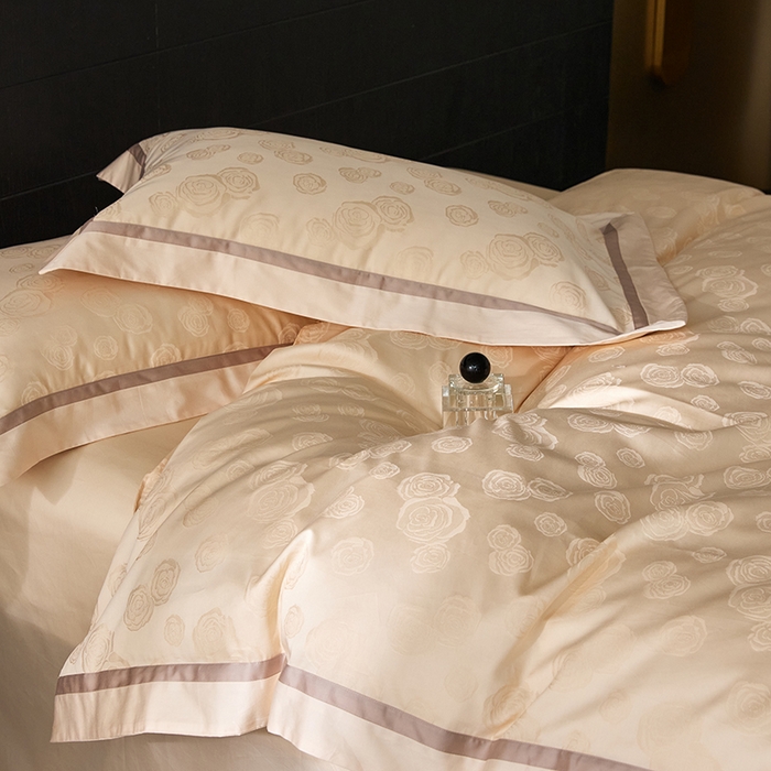 91家纺网 家纺一手货源 找家纺 琉宿家纺 2025新款50s双股长绒棉提花宽边工艺四件套 花漫影-浅香槟