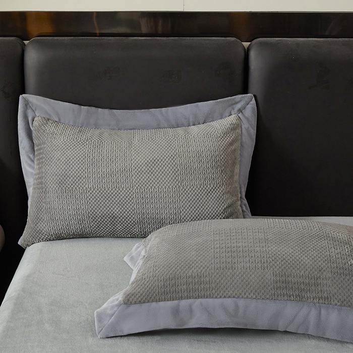 91家纺网 家纺一手货源 找家纺 全季家居 2024新款A类加厚保暖3D雕花拼角牛奶绒四件套 摩卡-灰