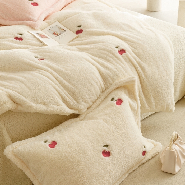 91家纺网 家纺一手货源 找家纺 金奇达家纺 2025秋冬保暖加厚绒类【泰迪绒小刺绣】四件套 泰迪绒-温暖樱桃白
