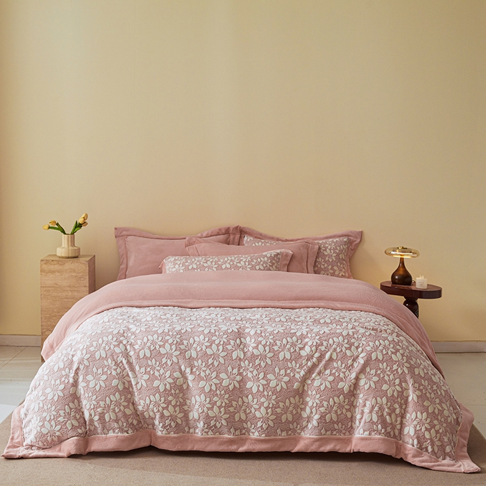 91家纺网 家纺一手货源 找家纺 全季家居 2024新款A类高克重5D立体浮雕宽边牛奶绒加厚保暖被套单件 百合粉