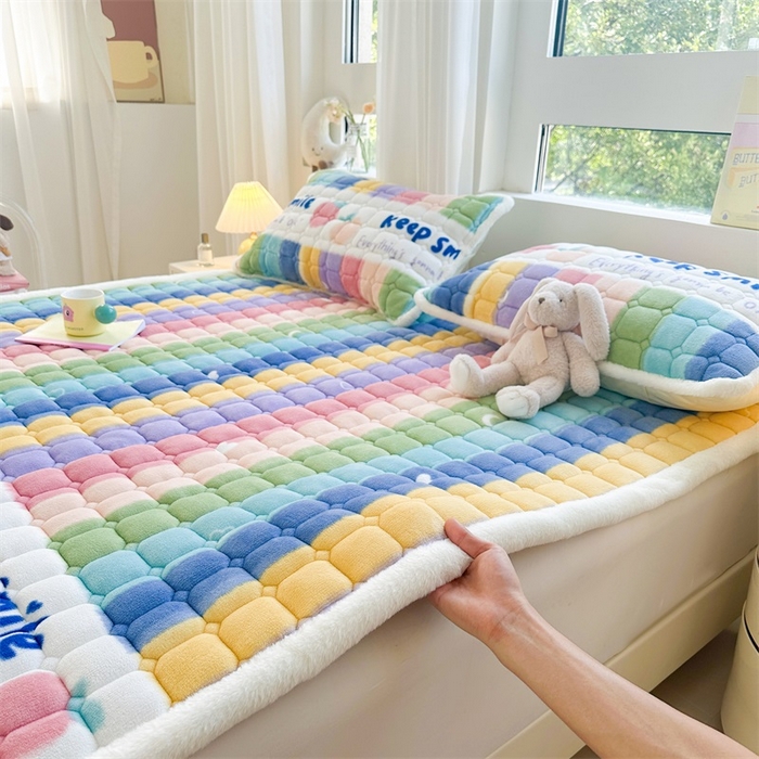 91家纺网 家纺一手货源 找家纺 梵朴 2024新款牛奶绒夹棉床褥床垫-成人款 彩虹条