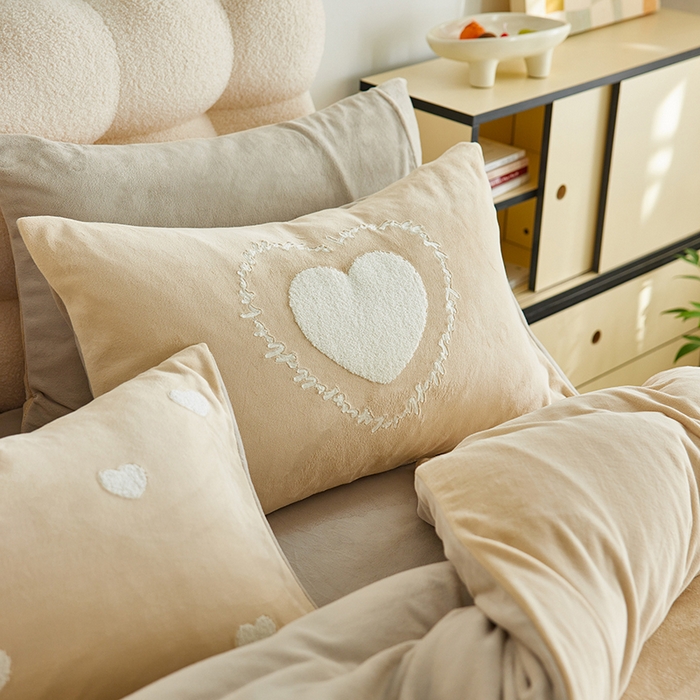 91家纺网 家纺一手货源 找家纺 千朵森 2024新款牛奶绒毛巾绣四件套-艾琳 艾琳-奶杏棕