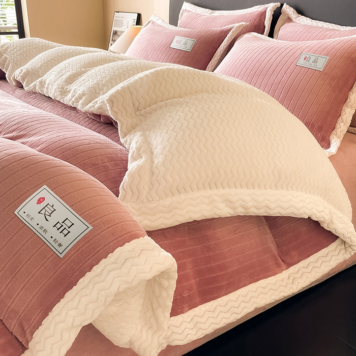 91家纺网 家纺一手货源 找家纺 全季家居 2024新款A类纯色印花波浪大包边牛奶绒贝贝绒加厚保暖四件套 胭脂紫