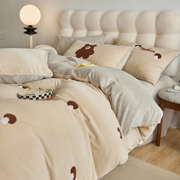 91家纺网 家纺一手货源 找家纺 千朵森 2024新款毛巾绣牛奶绒四件套-慕斯卡 风格一 慕斯卡-香槟灰