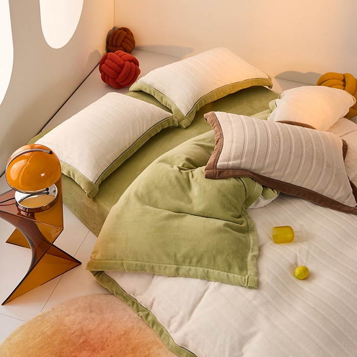 91家纺网 家纺一手货源 找家纺 2024新款牛奶3D绒立体雕花剪花四件套 米白+果绿