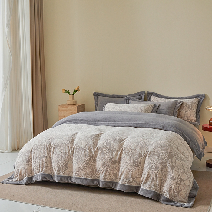 91家纺网 家纺一手货源 找家纺 全季家居 2024新款A类高克重5D立体浮雕宽边牛奶绒加厚保暖被套单件 芙蓉灰