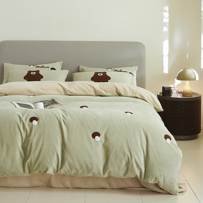 91家纺网 家纺一手货源 找家纺 千朵森 2024新款毛巾绣牛奶绒四件套-慕斯卡 风格二 慕斯卡-绿香槟