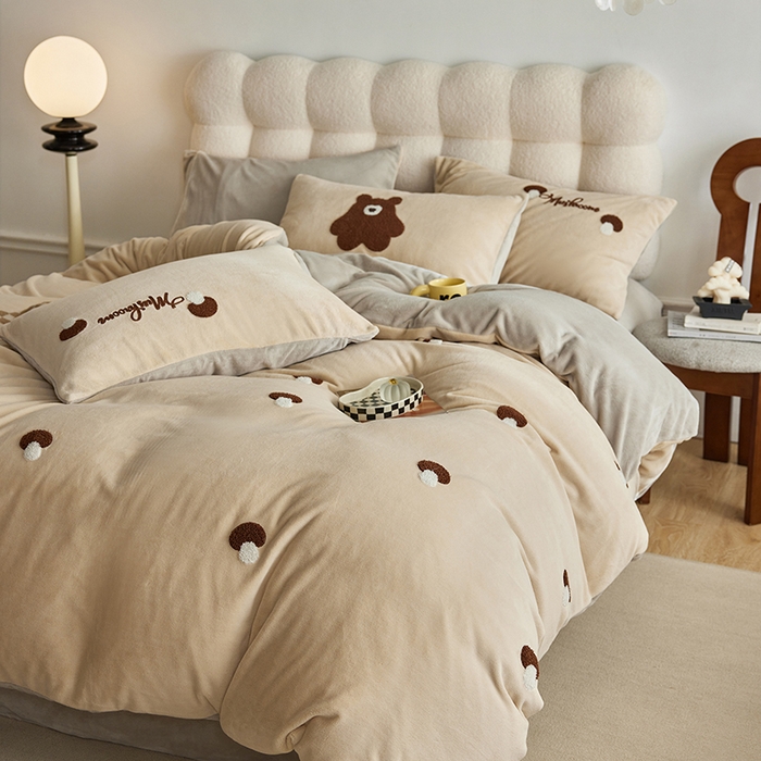 91家纺网 家纺一手货源 找家纺 千朵森 2024新款毛巾绣牛奶绒四件套-慕斯卡 风格一 慕斯卡-香槟灰