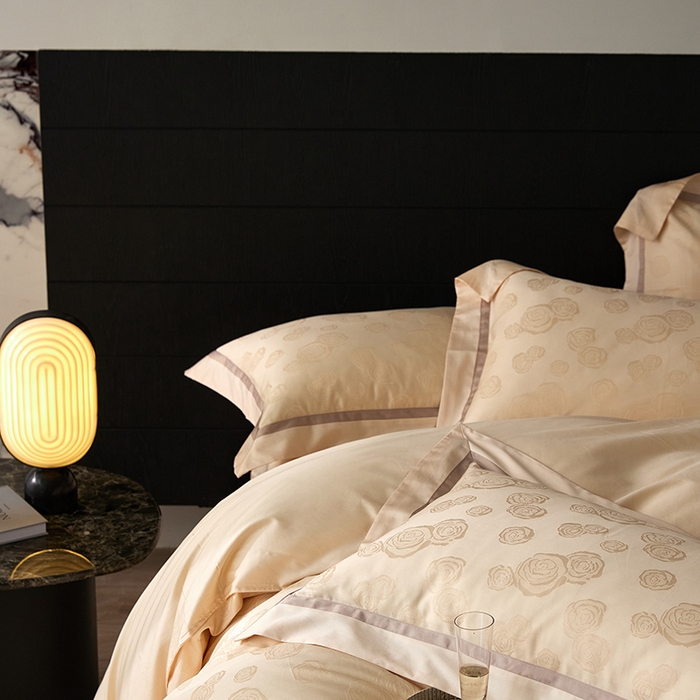 91家纺网 家纺一手货源 找家纺 琉宿家纺 2025新款50s双股长绒棉提花宽边工艺四件套 花漫影-浅香槟