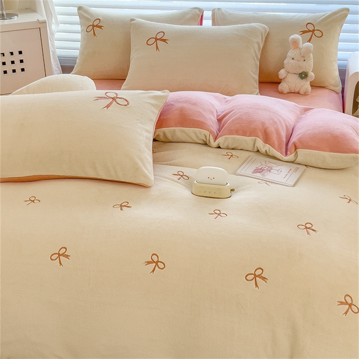 91家纺网 家纺一手货源 找家纺 丝幔家纺 2025新款A类刺绣牛奶绒四件套 蝴蝶结-粉