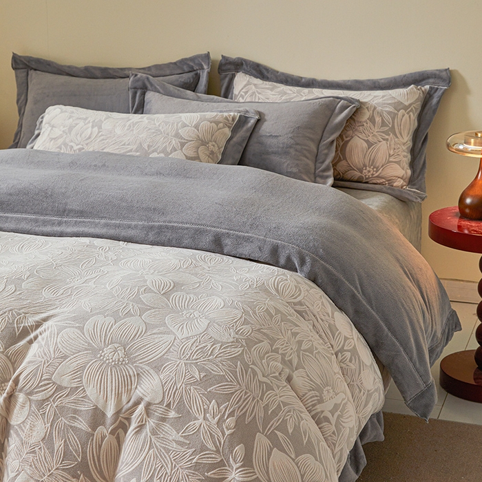 91家纺网 家纺一手货源 找家纺 全季家居 2024新款A类高克重5D立体浮雕宽边牛奶绒加厚保暖被套单件 芙蓉灰