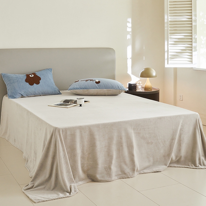 91家纺网 家纺一手货源 找家纺 千朵森 2024新款毛巾绣牛奶绒四件套-慕斯卡 风格二 慕斯卡-槟蓝灰