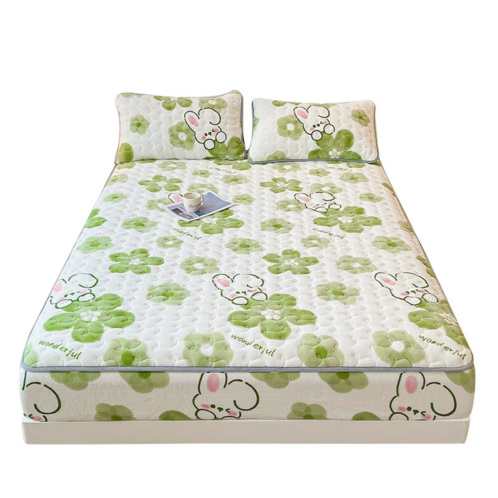 91家纺网 家纺一手货源 找家纺 2024秋冬牛奶绒加厚夹棉床笠三件套印花床垫保护套罩蓓蕾兔-绿