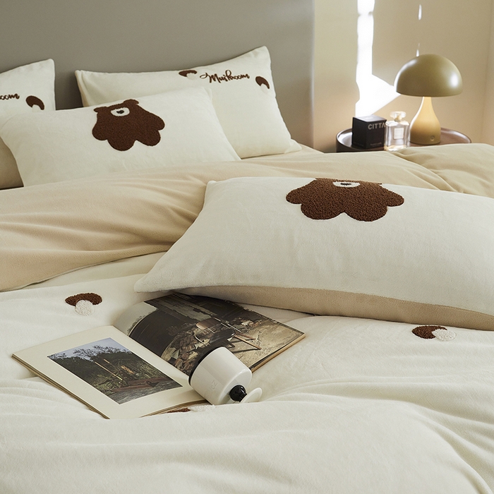 91家纺网 家纺一手货源 找家纺 千朵森 2024新款毛巾绣牛奶绒四件套-慕斯卡 风格二 慕斯卡-奶白卡