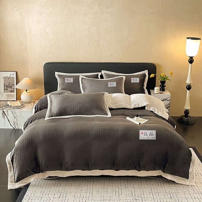 91家纺网 家纺一手货源 找家纺 全季家居 2024新款A类纯色印花波浪大包边牛奶绒贝贝绒加厚保暖四件套 深灰