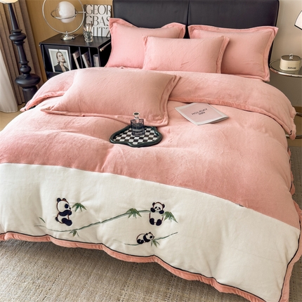 91家纺网 家纺一手货源 找家纺 （总）2024新款A类牛奶绒熊猫刺绣夹棉单被套