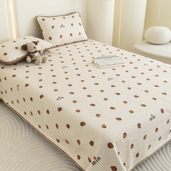 91家纺网 家纺一手货源 找家纺 茉夕 2024跑量款暖绒纯棉印花水洗床盖 暖绒-花季草莓