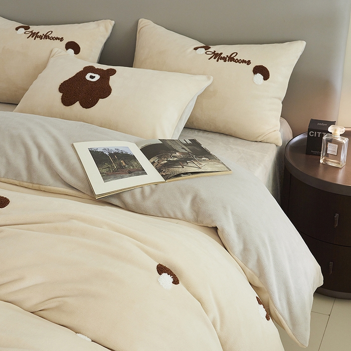 91家纺网 家纺一手货源 找家纺 千朵森 2024新款毛巾绣牛奶绒四件套-慕斯卡 风格二 慕斯卡-香槟灰