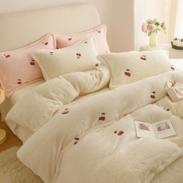 91家纺网 家纺一手货源 找家纺 金奇达家纺 2025秋冬保暖加厚绒类【泰迪绒小刺绣】四件套 泰迪绒-温暖樱桃白