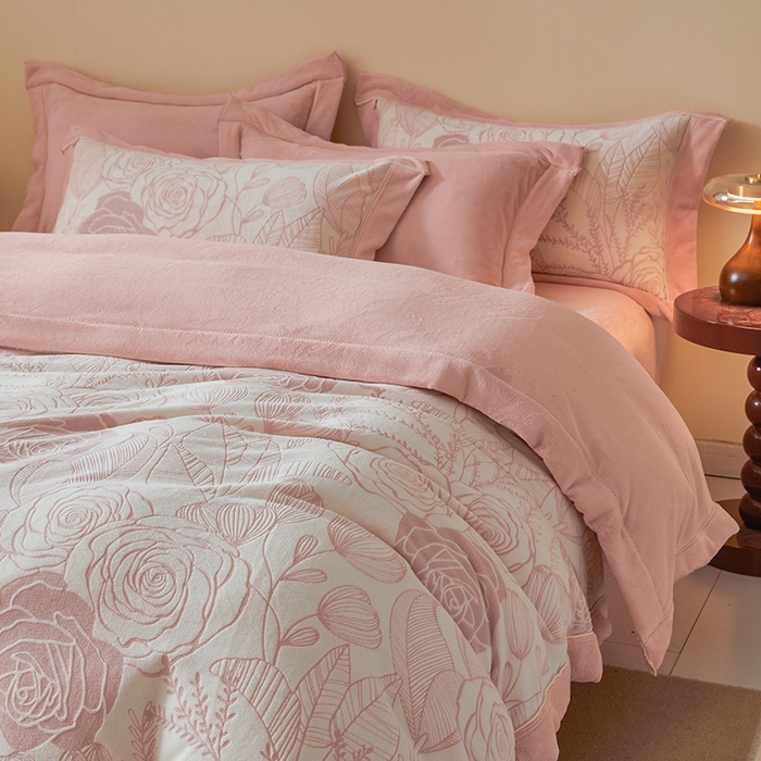 91家纺网 家纺一手货源 找家纺 全季家居 2024新款A类高克重5D立体浮雕宽边牛奶绒加厚保暖被套单件 蔷薇粉